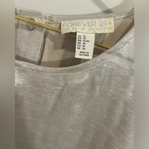 Forever 21 Champagne Metallic Crop Top Plus - Picture 4 of 5